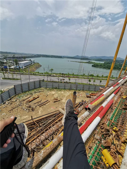 宁河区作业中发生设备损坏或人员意外，责任怎么划分？